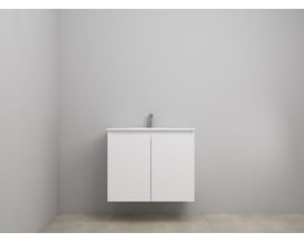 Sanibell Online møbelsæt i mathvid, vist ophængt på en lys grå væg med betonfliser på gulvet.