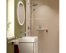 Hansgrohe Activera S håndbruser i krom monteret på væg i et moderne badeværelsesmiljø med vask og spejl.