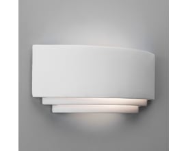 Astro vægarmatur Amalfi 0423 i hvid keramik, der kaster lys opad og nedad mod en grå væg.