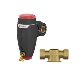 Flamco XStream Clean smudsudskiller i sort EPP-isolering med rød top og messing tilslutning, inklusiv en separat messing T-kobling.