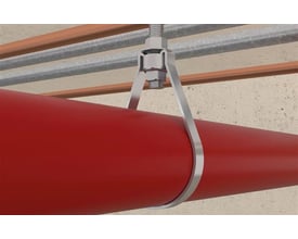 Fischer FRSP-rørbøjle til 8″ sprinklerrør monteret omkring et rødt rør og ophængt fra en gevindstang.