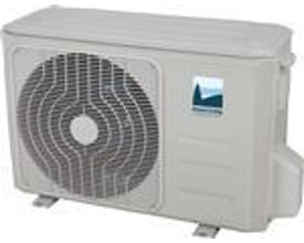 Solarplus luft/luft varmepumpe udedel i lys grå plast med et stort ventilationsgitter på fronten og et blåt logo.