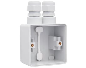 Niko stænktæt underlag til 1 modul i grå plast med 2 M20-indgange og forbundne forskruninger, vist åbent fra siden.