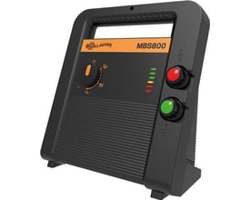 Gallagher MBS800 3-i-1 multi-power spændingsgiver til 230V, 12V batteri eller solcellepanel med kontrolknap og lysindikator.
