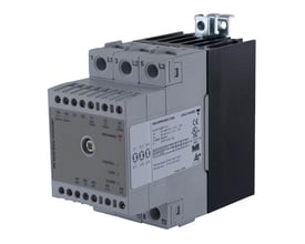 Carlo Gavazzi 2-polet analogstyret solid-state-relæ i gråt og sort hus med tilslutningsterminaler på fronten.