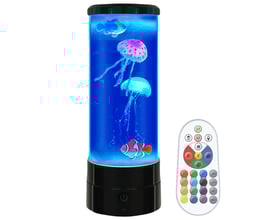 Fiskelampe med farverige vandmænd og en fisk i blåt vand, ved siden af en fjernbetjening med forskellige farvevalg og funktioner.