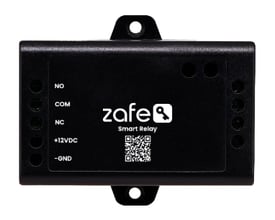 Zafe smart relay i sort monteringskasse set forfra med tilslutningsmarkeringer og monteringsører.
