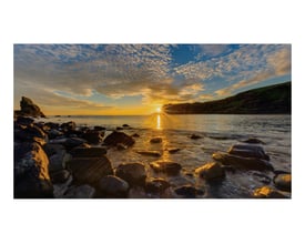 Samsung IF025R sort digital signage-fladskærm med LED og 4K Ultra HD viser en solnedgang over klippekyst og hav.