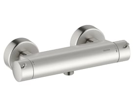 Damixa Iris termostatbatteri i stålfinish med 2-grebs betjening og synlig Damixa logo på en hvid baggrund.