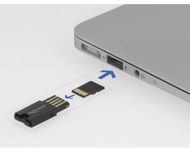 Sort DeLock USB 2.0-kortlæser til Micro SD-kort vist ved siden af en bærbar computers USB-port.