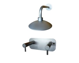 Frostline Eqi 5065 væghængt bruser i stål med separat bruserhoved og armatur, tilsluttes varmt og koldt vand.