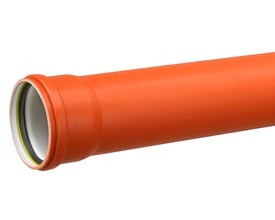 Uponor Ultra Classic kloakrør i rødbrun PP, 160 mm, med muffens åbning og tætningsring tydeligt synlig.