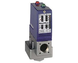 Schneider Electric Pressostat XML-B med 4 bar variabel skala, 2 thresholds og 1 C/O, vist med lokal display og blå metalkappe.