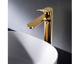 AM.PM X-Joy højt armatur til håndvask i mat guld messing med 1-grebs betjening på en hvid vask.