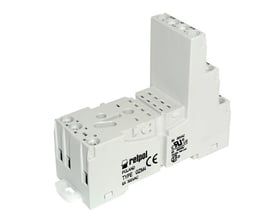 Høj hvid sokkel til R4N relæ, mærket med Relpol, CE og UL godkendelser, viser monteringsklemmer og kontaktpunkter.