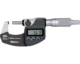 Mitutoyo digitalt mikrometer 0-25mm med IP65-klassificering og letlæseligt LCD-display, ideelt til præcis måling.