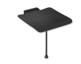 HEWI System 900 klapsæde med gulvstøtte, 450 x 450 mm i dyb sort/mat sort, set skråt oppefra.