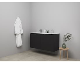 Sanibell Online møbelsæt i matsort, 121 cm bredt, med dobbelt porcelænsvask og to grebsfrie låger, vist i et badeværelsesmiljø med et hængende håndklæde.