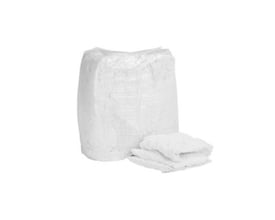 10 kg presse kube af hvide klude af sweatshirts og poloshirts, leveret i klar plastsæk på hvid baggrund.