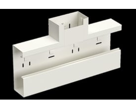 Lauritz Knudsen T-stykke WGX-S i hvid RAL9010/60, måler 170Ax65 mm, vist på sort baggrund.