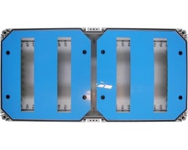 Set fra en vinkel viser Fibox kassebundens 640x320x130mm polycarbonatstruktur med blå paneler og monteringspunkter.