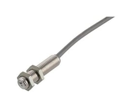 Carlo Gavazzi M8-induktivaftaster med 2 mm aftastningsafstand, gevindhus, sekskantmøtrikker og gråt kabel.