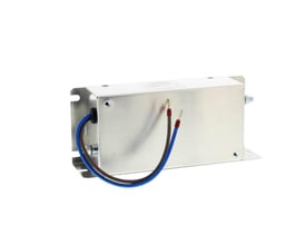 Detaljeret billede af Omron 3G3M1 RFI filter, der viser metalhuset, fastgørelsesbeslag og de tilsluttede blå og brune ledninger.