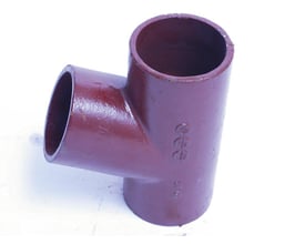 Rødt SML grenrør i støbejern med 100mm dimension og 70 graders vinkel, vist på hvid baggrund.