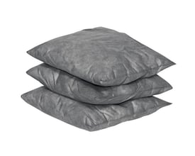 Grå universal absorberingspude til opsugning af olie, vand og andre væsker, vist som tre puder stablet oven på hinanden.