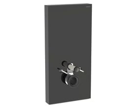 Geberit Monolith Plus cisternemodul i sort glas med 480x1010mm dimensioner og synlige tilslutningsdele for væghængt toilet.