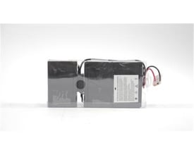 Eaton Easy Battery+ batteripakke M, 36 V med 3 x 12 V/9 Ah, vist som sorte batterier med tilslutningskabler.
