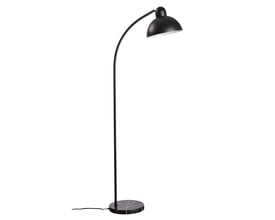 Dyberg Larsen Eric gulvlampe i mat sort metal med en buet arm og kuppelformet skærm, isoleret på hvid baggrund.