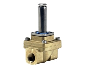 Nærbillede af Danfoss EV250BW magnetventil, viser detaljer på messinghus, metalaktuator og G 3/8" tilslutning.