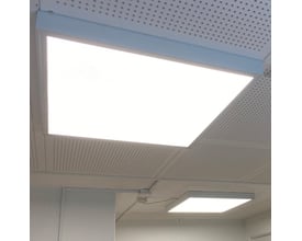 To oplyste 60x60 cm LED paneler monteret i et hvidt akustikloft ved hjælp af Green-ID Click rammer.