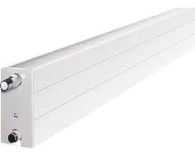 Hvid Purmo KON V33 lavkonvektor, 286 mm høj og 3000 mm lang, set skråt fra enden med tilslutninger.