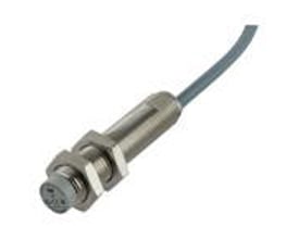 Carlo Gavazzi induktiv M12-aftaster med IO-Link, PNP NO og 8 mm rækkevidde, vist med gevindhus, møtrikker og kabel.