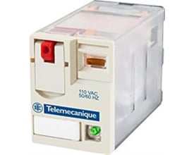 Stikbensrelæ med 110 VAC mærkning og Telemecanique logo, tydelig testknap og indikator, på hvid baggrund.