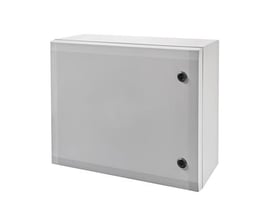 Fibox Arca vægskab i grå polycarbonat med mål 500x700x300 mm, lukket dør med to låse, isoleret på hvid baggrund.