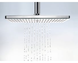 Hansgrohe Rainmaker Select 460 hovedbruser i krom, hvor vand strømmer ud fra de mange dyser og skaber et blødt og behageligt brusebadeoplevelse.