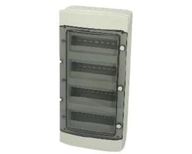 Fibox MCE65 gruppeafdækning set fra en let skrå vinkel, der viser dens 4-rækkede design og IP65-klassificering.
