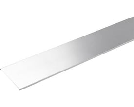 Detaljeret billede af et Schneider Electric låg til kabelbakke, 600 mm bredt og 2 meter langt, med fokus på den lyse metalliske finish.