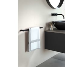 Metallbude Vana håndklædestang i sort metal, 850 mm bred, med et hvidt håndklæde hængende på badeværelset.