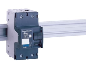 Schneider Electric maksimalafbryder NG125L med D-karakteristik, 32A og 2 poler monteret på DIN-skinne.