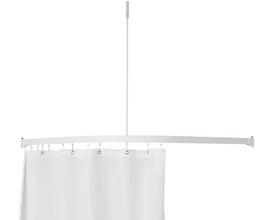 Hvid Van Der P Profil5001 badeforhængsstang, 90x90 cm, monteret med hvidt badeforhæng og loftstøtte.