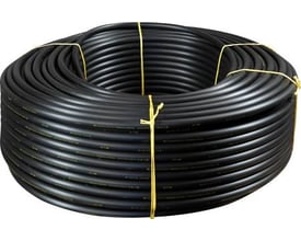 Muovitech jordvarmerør i sort PEM-materiale, Ø40 mm og 300 meter lang rulle, PN8 SDR17, holdt sammen af gule snore.