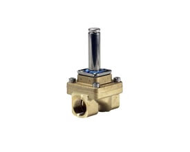 Nærbillede af Danfoss EV250B 10BD magnetventil, fremhæver den afzinkningsbestandige messingkonstruktion og tilslutningsgevindet.