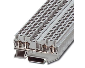 Nærbillede af Phoenix Contact ST 2,5-QUATTRO klemmer, der viser de interne fjederelementer og samlebro for potentialfordeling.