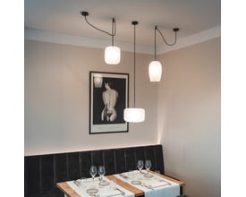 SLV PANTILO 28 PD pendellampe i hvid og krom, installeret i en restaurant med dæmpet belysning.