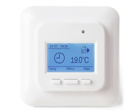 Heatcom HC71 programmerbar termostat i hvid med digital skærm, der viser tid, dato og 19.0 grader Celsius.