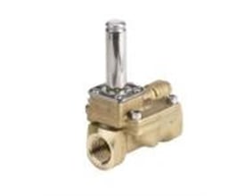 Nærbillede af Danfoss EV224B magnetventil, fremhæver messingkonstruktion og 1/2" gevindtilslutning i et neutralt miljø.